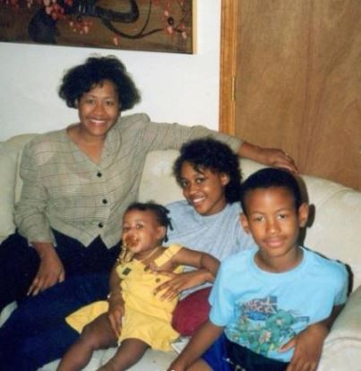 Marcus Glenn Richardson with his mother and sisters